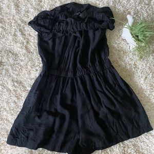 H&M ruffled Black stretchy adorable casual black romper. Size small 😘
